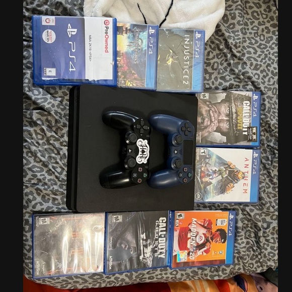 PlayStation 4 - Picture 2 of 2